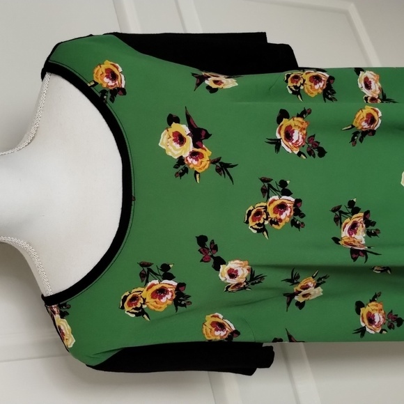 Lane Bryant Mixed material floral blouse size 18/20 short sleeve - Picture 2 of 11